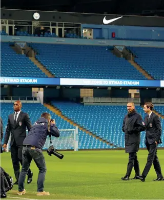  ?? (Action Images) ?? In campo
I giocatori azzurri alla scoperta del terreno di gioco dell’etihad Stadium, la casa del Manchester City. In questo stadio stasera l’italia affronterà l’argentina in una amichevole di lusso, la partita che segna l’esordio sulla panchina della...