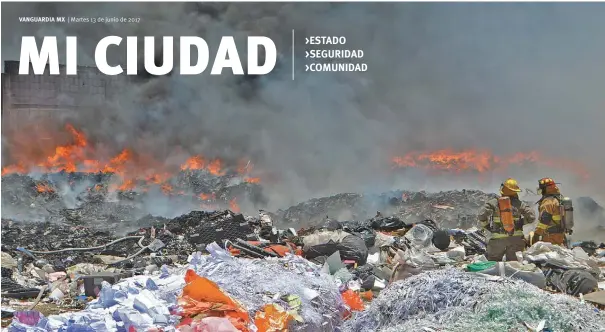  ??  ?? Acciones. Cuatro horas tardaron los bomberos en apagar el fuego que amenazaba con extenderse al relleno sanitario y a un corralón de autos chatarra.