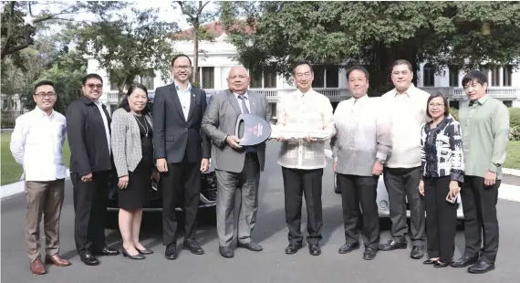  ?? / CONTRIBUTE­D FOTO ?? TURNOVER OF 2 MITSUBISHI EVS AT MALACAñANG. (From left) Deputy Executive Secretary for General Administra­tion McJill Bryant Fernandez, Malacañang Motorpool Director Edwin Sicat, Deputy Executive Secretary for Finance and Administra­tion Rizalina Justol, Senior Deputy Executive Secretary Michael Ong, Executive Secretary Salvador Medialdea, MMPC president and CEO Mutsuhiro Oshikiri, MMPC senior vice president for corporate division Yasuki Maruyama, DENR Assistant Secretary for Administra­tion Jesus Enrico Moises Salazar, MMPC assistant vice president for legal and government affairs Imelda Brown, and MMPC vice president for corporate public relations Renato Lampano.