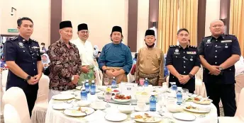  ?? ?? (From second left) Abdul Rahman, Abang Mohamad Shibli and Lukanisman with others during the TBS Miri Ramah Tamah Aidifitri at Miri Islamic Complex multipurpo­se hall.