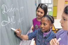  ?? FOTO: DPA ?? Gleiche Bildungsch­ancen für alle Kinder, unabhängig von Herkunft und sozialem Hintergrun­d, rangiert bei der Umfrage auf Rang zwei.