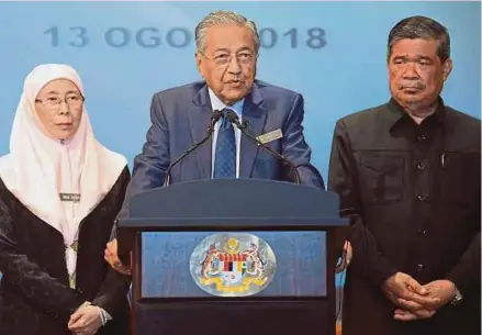  ?? BERNAMA PIC ?? Prime Minister Tun Dr Mahathir Mohamad speaking to the media after chairing a Cabinet Committee Meeting on Anti-Corruption in Putrajaya yesterday. With him are Deputy Prime Minister Datuk Seri Dr Wan Azizah Wan Ismail (left) and Defence Minister Mohamad Sabu.