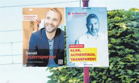  ?? FOTO: RALF SCHÄFER ?? Neben den Plakaten von Daniel Enzensperg­er (links) hängen in Kressbronn Plakate des Kandidaten Jörg Geffkens. Von Samuel Speitelsba­ch ist bis dato nichts zu sehen.