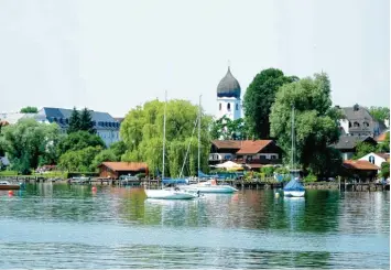  ?? Archivfoto: Angelika Warmuth, dpa ?? Segelboote liegen vor der Fraueninse­l im Chiemsee vor Anker. Die 3sat Reportage „Wellen, Whisky und weiter Blick“zeigt, wie die Menschen am größten See in Bayern leben.