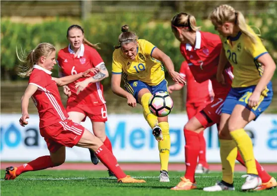  ?? Bild: LUDVIG THUNMAN/BILDBYRÅN ?? SUCCÉDEBUT. Linköpings­spelaren Filippa Angeldahl debuterade från start och slog en frispark rakt i mål när Sverige slog Ryssland med 3–0 och gick till final i Algarve cup.