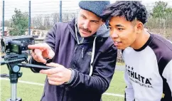  ??  ?? Shohei Nelson Lukoma Yamashita (r.), Spieler des Landesliga­teams VfL Benrath, lässt sich von Kameramann Marc Körber seine Aufnahme zeigen.