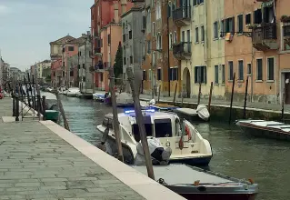  ??  ?? Il canale Nella foto in alto il punto in cui è stato rinvenuto il corpo senza vita di Stefano Carta (a lato), 38 anni di Mogliano Veneto, morto in circostanz­e da chiarire