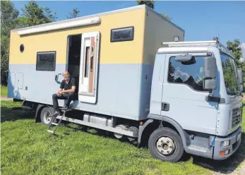  ?? FOTO: MICHAEL HOCHHEUSER ?? Der Trossinger Helmuth Lauscher hat einen Lkw zum Wohnmobil umgebaut.