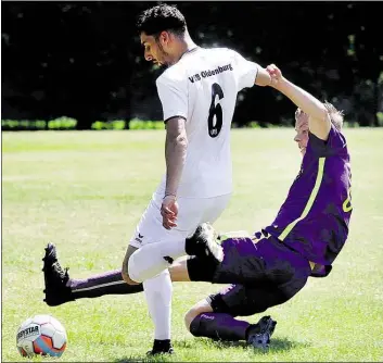  ?? BILD: PIET MEYER ?? Oftmals einen Schritt zu spDt: Die Spieler des SV Eintracht um Benjamin Woltering (rechts) unterlagen dem VfB um Torschütze Ercan Karavul mit 0:3.