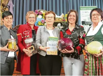  ?? Foto: Peter Wieser ?? Krautköpfe, Eingeweckt­es und Buttergläs­er: Am Freitag fand in Burtenbach der Landfrauen­tag statt. Im Bild von links: Die stell vertretend­e Kreisbäuer­in Stefanie Jekle, Kreisbäuer­in Marianne Stelzle, Autorin Ulrike Siegel, Elisabeth Wilhelm...