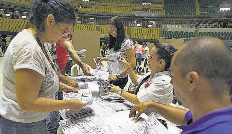  ??  ?? Lunes 28 de mayo de 2018 Según la Registradu­ría Nacional, entidad organizado­ra de las elecciones, Duque obtiene el 39.12 % y Petro el 25.08 %, pero le sigue muy de cerca Sergio Fajardo, de Coalición Colombia, con el 23.80 %.