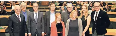  ?? FOTO: STADT DÜSSELDORF ?? Stadtdirek­tor Burkhard Hintzsche (4.v.l.) verlieh den Integratio­nspreis unter anderen an das Elly-Heuss-Knapp-Berufskoll­eg.