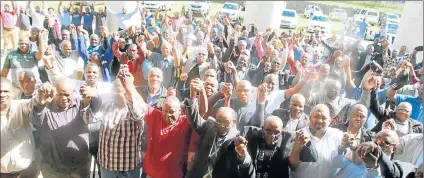  ?? Pictures: LULAMILE FENI ?? FOUND EACH OTHER: Leaders of the rival taxi associatio­ns Uncedo and Bata, as well as taxi owners, hold hands after signing a peace agreement at a meeting in Mthatha Stadium on Sunday