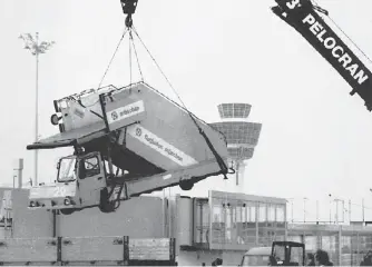  ?? FOTOS: ROLAND RASENMANN/FRANK AUGSTEIN/ DPA ?? Der Münchner Flughafen in Erding eröffnete 1992 nach zwölf Jahren Bauzeit.