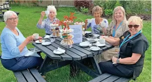  ?? ?? ●●Fundraiser­s (from left) Anna Rains, Margaret Pettener and Thelma Jackson with Hospice staff April Green and Jean Chaddock