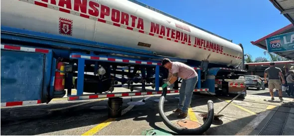  ?? ArCHIVo ?? Los nuevos precios de los combustibl­es regirán al día siguiente de su publicació­n en el diario oficial La Gaceta.