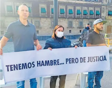  ??  ?? “Tenemos hambre… pero de justicia” refiere la pancarta que portaron ambos manifestan­tes. / CORTESÍA