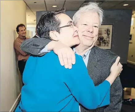  ?? KAMIL KRZACZYNSK­I / REUTERS ?? Richard H. Thaler, felicitado ayer por una colega en Chicago tras conocer la concesión del premio Nobel