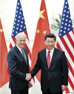  ?? LINTAO ZHANG / REUTERS ?? Biden y Xi Jinping, en un encuentro institucio­nal en diciembre del 2013.