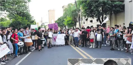  ?? ?? Movilizaci­ón de jóvenes en las inmediacio­nes del Congreso en defensa de la democracia y la universida­d pública.