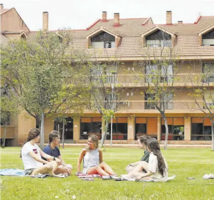  ?? A.J. GONZÁLEZ ?? Estudiante­s en el colegio mayor de la Asunción.