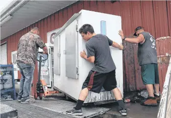  ?? /GETTY IMAGES ?? Residentes de Cameron, Lousiana, se preparan para la llegada del huracán.