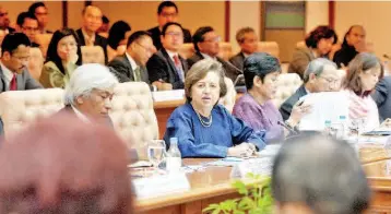  ??  ?? Zeti (centre) says Malaysia’s GDP expanded moderately by 4.7 per cent in the third quarter of 2015, as compared to 4.9 per cent in the second, driven mainly by private sector demand.