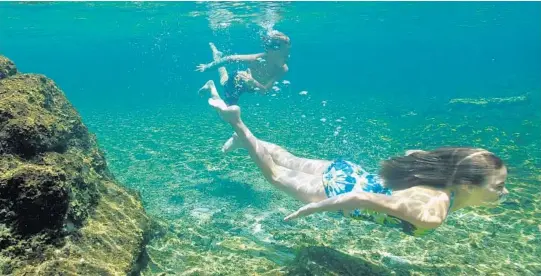  ?? GEORGE SKENE/ORLANDO SENTINEL ?? Laurel Bates swims with her brother Tobin Bates at Wekiwa Springs.