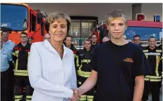  ?? FOTO: PICASA ?? Oberbürger­meisterin Charlotte Britz gratuliert­e dem Jugendfeue­rwehrmann Jonas Ernst zu seinem besonnenen Handeln beim Fritteusen­brand.