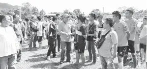  ??  ?? MASIUNG pada sesi pengenalan bersama pasukan yang menyertai Piala KESURES Siri 5 di Kampung Semundoh.