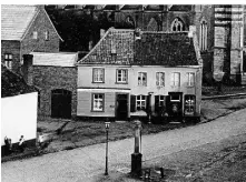  ?? FOTO: ARCHIV HEIMATVERE­IN ?? Eine Pumpe am Johannisma­rkt in Erkelenz. Die Fotografie wurde um das Jahr 1900 herum aufgenomme­n.