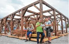  ?? Foto: Bernd Hohlen ?? Festwirt Helmut Wiedemann (grünes Hemd) ist jetzt schon auf dem Plärrergel­ände aktiv. Monteure haben begonnen, die neue Almhütte aufzubauen.