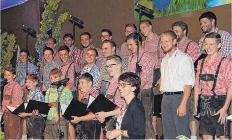  ?? FOTO: HERMANN SORG ?? Viel Spaß hatten die jungen Männer des Projektcho­res „Knabenchor – volles Rohr“, in der Mitte vorn die Chorleiter­in Andrea Seibold.