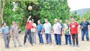  ??  ?? EWON melakukan servis bagi merasmikan pertanding­an bola tampar.