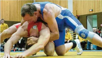  ?? Archivfoto­s: Peter Thurner, Daniel Meier ?? Robert Held war 35 Jahre lang Abteilungs­leiter der Ringer. Mit Denis Kudla (oben rechts) freute er sich über dessen Bronze medaille bei Olympia. Mit 60 Jahren stand Held (blaues Trikot) letztmals auf der Matte.