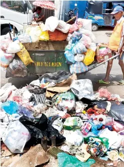  ??  ?? An eyesore: Garbage piling up in Colombo city