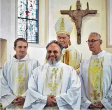  ?? FOTO: BRIGITTE ZIRN ?? Bischof Roald Nicolai Flemestad (hinten) weiht Davide Mossenta, Ralf Blasberg und Volker Schulte (von links) zu Diakonen.