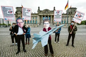  ?? Foto: Jutrczenka, dpa ?? Auch in der Corona-Krise: Proteste gegen die Anschaffun­g neuer Kampfjets vor dem Reichstag in Berlin.
