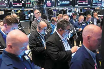  ?? ?? Calculated outlook: Traders on the floor of the New York Stock Exchange. Fidelity Internatio­nal expects the yen to outperform as soon as the global downturn gets back in full swing, and buying treasuries too. — AP