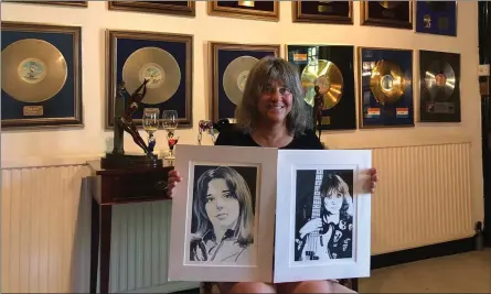  ??  ?? Suzi Quatro with the images produced by Drogheda artist, Jackie Hudson Lawlor.