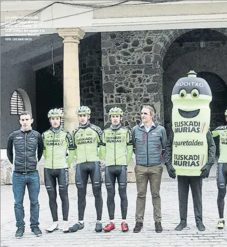  ?? FOTO: LUIS MARI UNCITI ?? Los siete corredores de Euskadi-Murias que participar­án en la Itzulia, con el staff técnico del equipo y la nueva mascota Bidoitxo