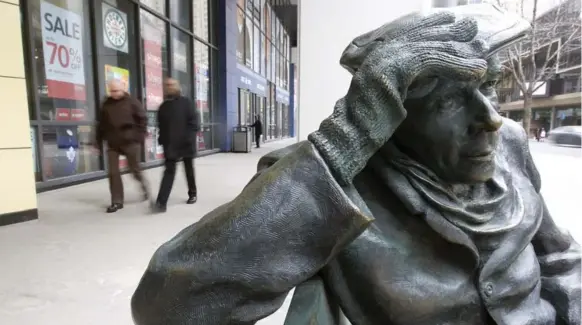  ?? STEVE RUSSELL/TORONTO STAR FILE PHOTO ?? The statue of Glenn Gould sits outside the CBC building on Front St. The CBC faces job and program cuts after a threatened 10 per cent budget cut (over three years) was announced.