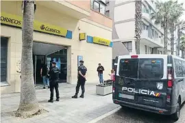  ?? /qui Sánchez / E E ?? Las colas en las oficinas de Correos de Melilla desapareci­eron ayer