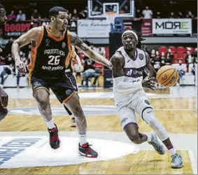  ?? FOTO: FIBA ?? Kendrick Perry, defendido por Jaime Echenique. El Unicaja ya está en Belgrado