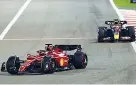  ?? ?? La cavalcata verso il traguardo Nell'ultima parte di gara Leclerc tiene dietro Verstappen dopo la ripartenza della safety car: nel giro finale si rompe anche l'altra Red Bull di Sergio Perez, e Hamilton sale sul podio