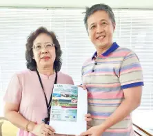  ??  ?? Director of Borneo Tourism Research Centre, Prof Dr Jennifer Chan Kim Lian (left) handing over the program book to Yee.