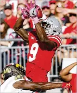  ?? BROOKE LAVALLEY / COLUMBUS DISPATCH ?? Ohio State wide receiver Binjimen Victor catches a pass from quarterbac­k J.T. Barrett for a touchdown against Maryland on Saturday.