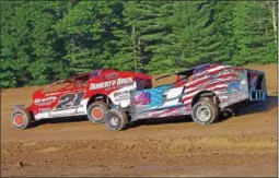  ?? KUSTOM KEEPSAKES/MARK BROWN, RYAN KARABIN ?? Limited Sportsman action between Scott Bennett No. 1 and Paolo Pascarella No. 21 at AlbanySara­toga Speedway Friday.