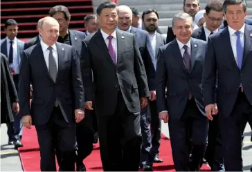  ??  ?? Photo ci-dessus :
Les chefs d’État au sommet de l’Organisati­on de coopératio­n de Shanghaï (OCS) à Bichkek, capitale du Kirghizsta­n, le
14 juin 2019 ; à gauche, le Russe Vladimir Poutine et le Chinois Xi Jinping. Avec les six autres membres (Kazakhstan, Kirghizsta­n, Tadjikista­n, Ouzbékista­n, Inde et Pakistan) de l’organisati­on, ils prenaient acte, dans la déclaratio­n finale, du fait que « de nouveaux centres de développem­ent apparaisse­nt en Asie » et que « l’équilibre mondial des forces traverse une période de reconfigur­ation ». (© Kremlin.ru)