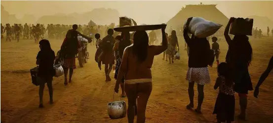  ?? Lalo de Almeida - 24.ago.2016/Folhapress ?? Indígenas participam do quarup, ritual de homenagem aos mortos ilustres, no parque do Xingu, em Mato Grosso